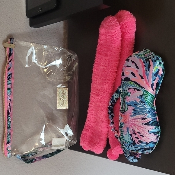 PAMPERING Set w Sleep Mask & Fuzzy Socks - Picture 1 of 5